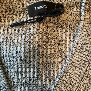 Theory dark blue and white viscose and polyester. New without tag. Size P